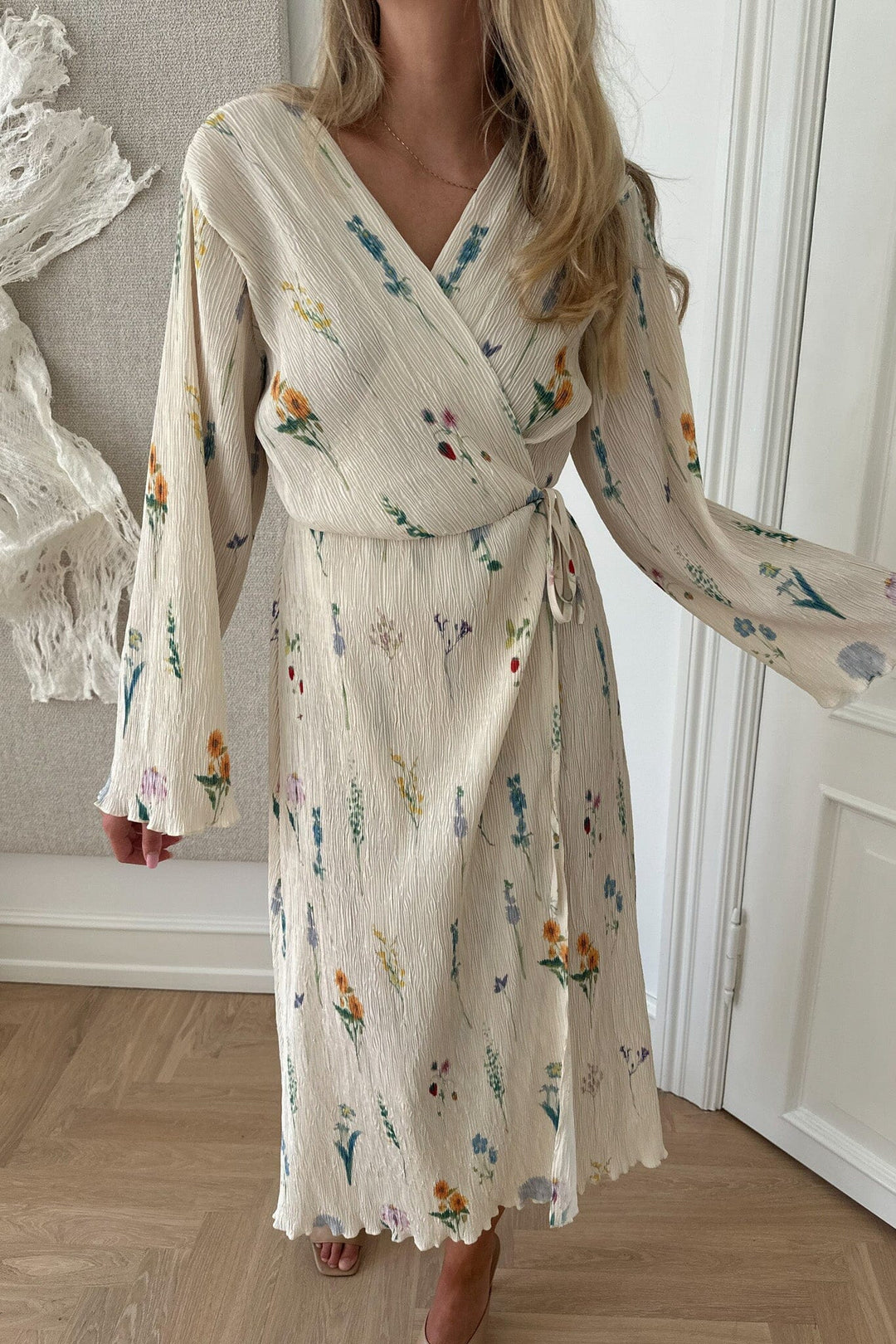 Forudbestilling - BYIC - Ofeliaic Long Wrap Dress - owfp Off White Flower Print Kjoler 