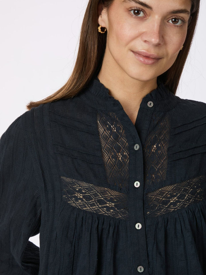 Forudbestilling - Neo Noir - Bria Dobby Blouse 164672 - 141 - Navy Bluser 