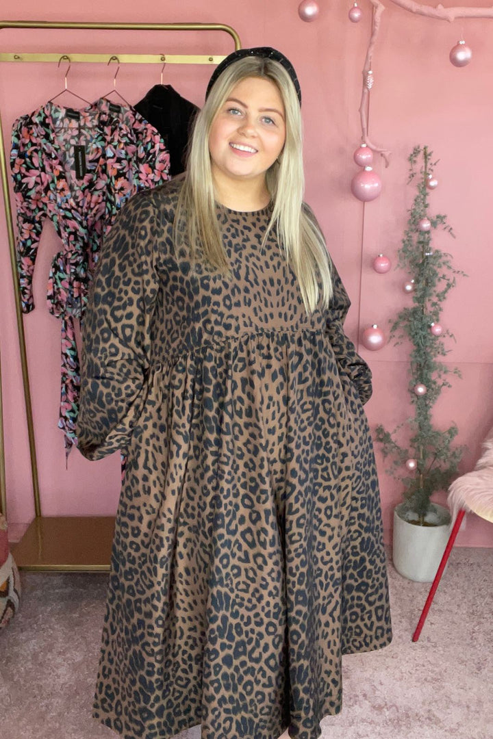 Forudbestilling - Valentin Studio - Carrie Dress - Leopard (start/Midt December) Kjoler 