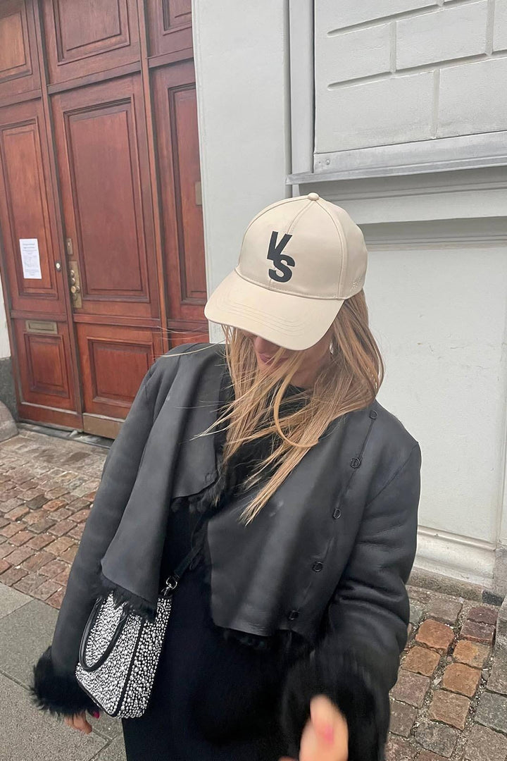 Forudbestilling - Valentin Studio - Cap VS - Off White (Marts) Kasketter 